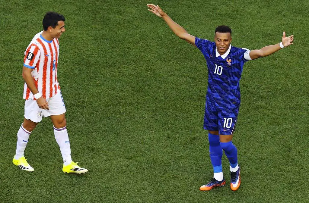 Francúzsky šéf Deschamps začal tvrdo brániť „diktátora“ Kyliana Mbappého