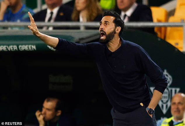 Alvaro Arbeloa bol oznámený ako nový hlavný tréner Fulhamu s trojročnou zmluvou