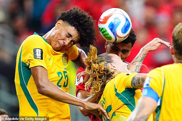 Lucas Herrington dostáva srdečnú podporu od Zlatana Ibrahimoviča po srdcervúcej porážke Austrálie na majstrovstvách sveta v penaltovom rozstrele s Egyptom v Dallase