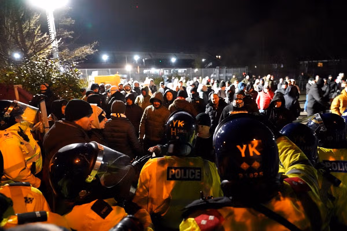 Chuligáni Legie Varšava priniesli chaos do ulíc Birminghamu, keď čelili Aston Ville