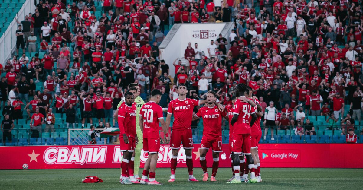 Futbalový zápas Spojeného kráľovstva prerušený, pretože prepuklo násilie a hviezdy boli nútené opustiť ihrisko | Futbal | Šport