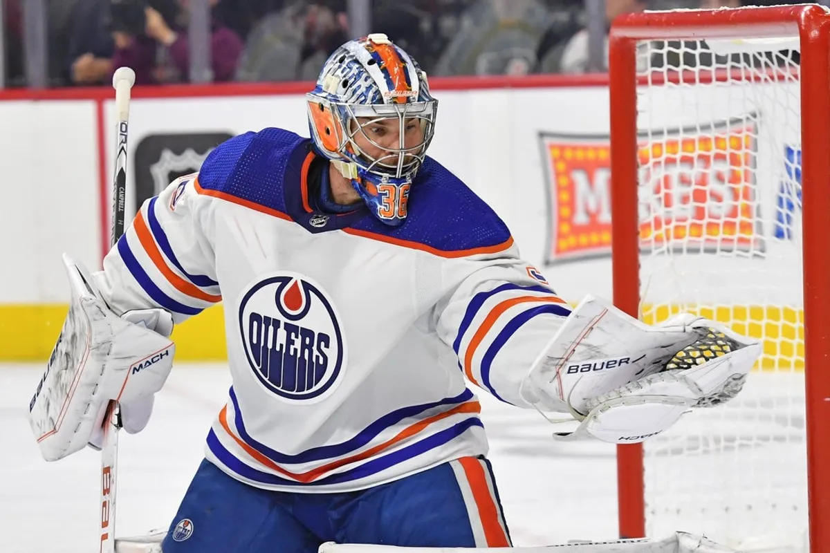 19. októbra 2023; Philadelphia, Pensylvánia, USA; Brankár Edmontonu Oilers Jack Campbell (36) zachraňuje proti Philadelphii Flyers počas prvej tretiny vo Wells Fargo Center. Povinný kredit: Eric Hartline-Imagn Images