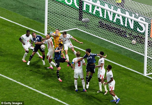 Tuchel sa dostal pod paľbu za to, že sa rozhodol odobrať strelca Anthonyho Gordona chvíľu po tom, čo dostal Anglicko do vedenia, priviedol Ezriho Konsu a prestúpil na zadnú päťku.