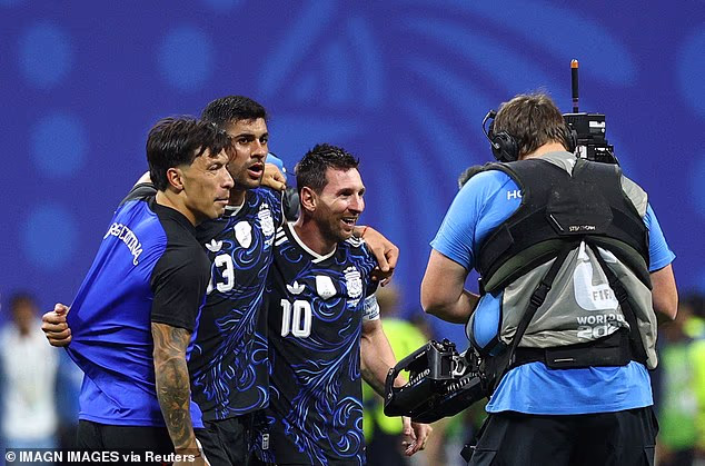 Lisandro Martinez a Cristian Romero sa dostali do slovnej vojny s Garym Nevilleom
