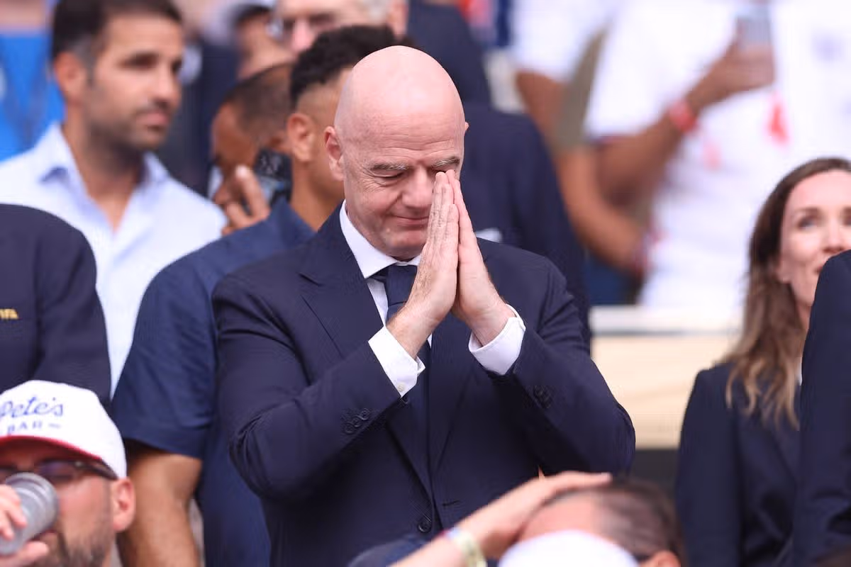 Prezident FIFA Gianni Infantino ho drží za ruky v modlitbe