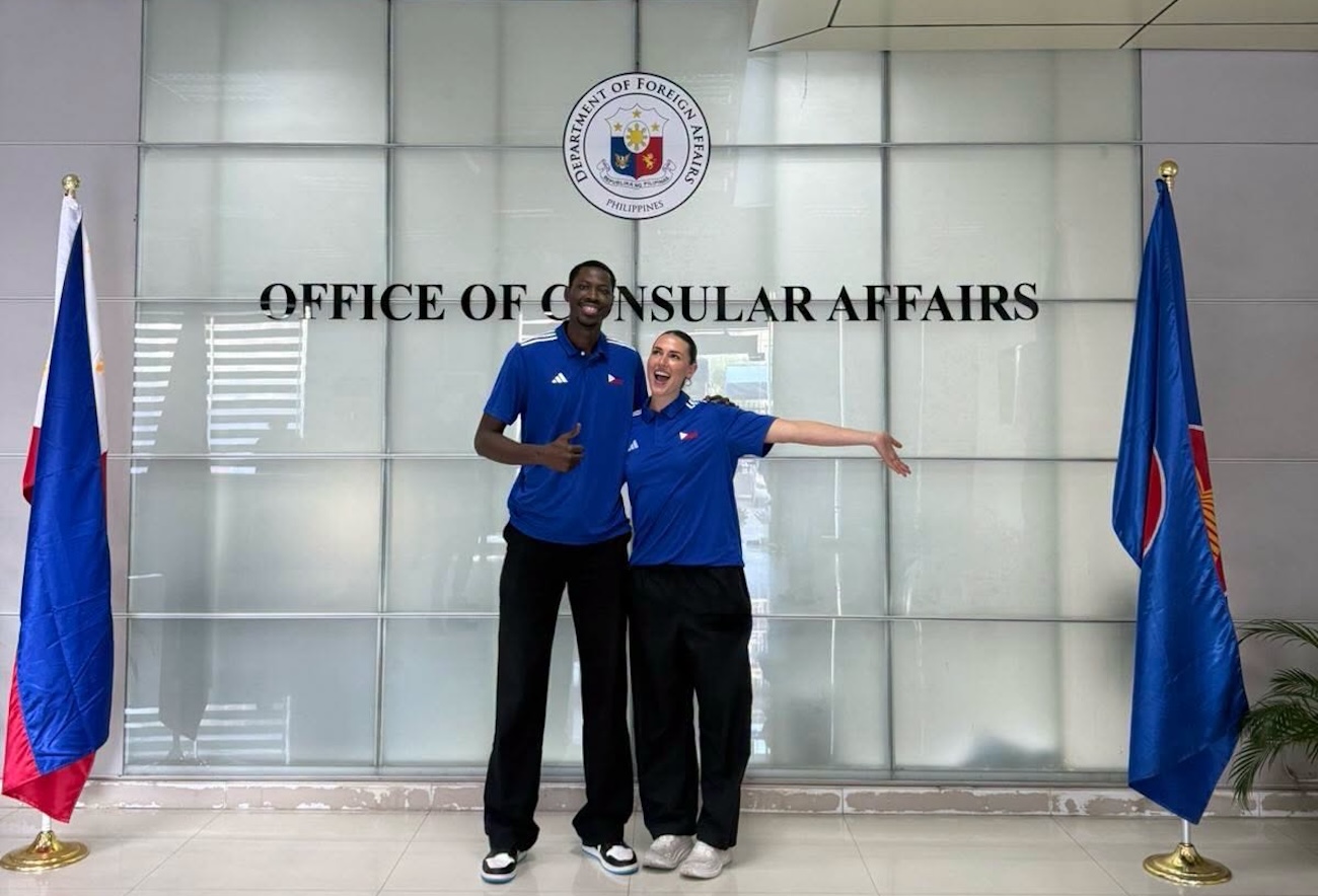 Filipínsky pas 3x3 hráčov Gilasa Pilipinasa Malicka Dioufa a Elizabeth Meansovej