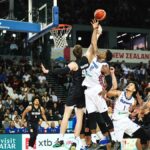 Justin Brownlee (č. 32) bojuje s vysokou frontovou líniou Nového Zélandu o odskok v tejto hre. Filipínci prehrali 106:102. —FIBA.COM FOTOGRAFIE