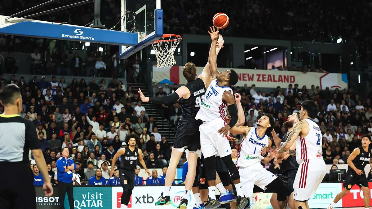 Justin Brownlee (č. 32) bojuje s vysokou frontovou líniou Nového Zélandu o odskok v tejto hre. Filipínci prehrali 106:102. —FIBA.COM FOTOGRAFIE