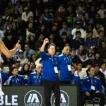 Tréner Gilas Pilipinas Tim Cone počas zápasu s Novým Zélandom v ázijskej kvalifikácii majstrovstiev sveta Fiba 2027 v Spark Arene v Aucklande na Novom Zélande.