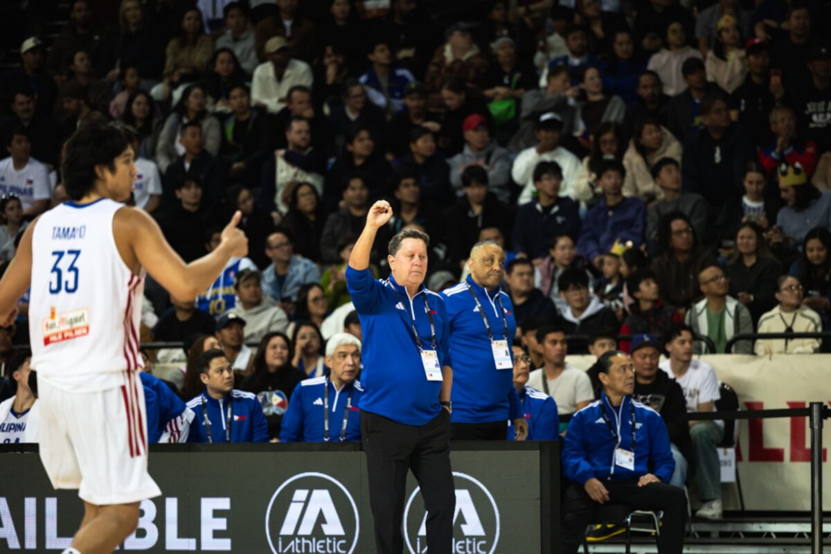 Tréner Gilas Pilipinas Tim Cone počas zápasu s Novým Zélandom v ázijskej kvalifikácii majstrovstiev sveta Fiba 2027 v Spark Arene v Aucklande na Novom Zélande.