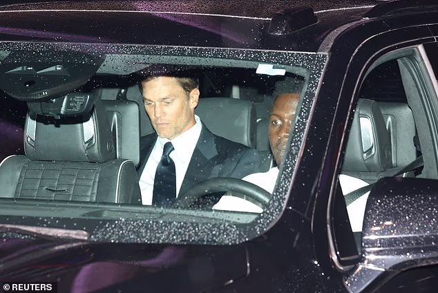 Tom Brady bol videný pri predčasnom odchode zo svadby Travisa Kelcea a Taylor Swift