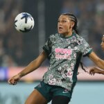 Trinity Rodman kontroluje loptu proti Midge Purce počas zápasu NWSL.