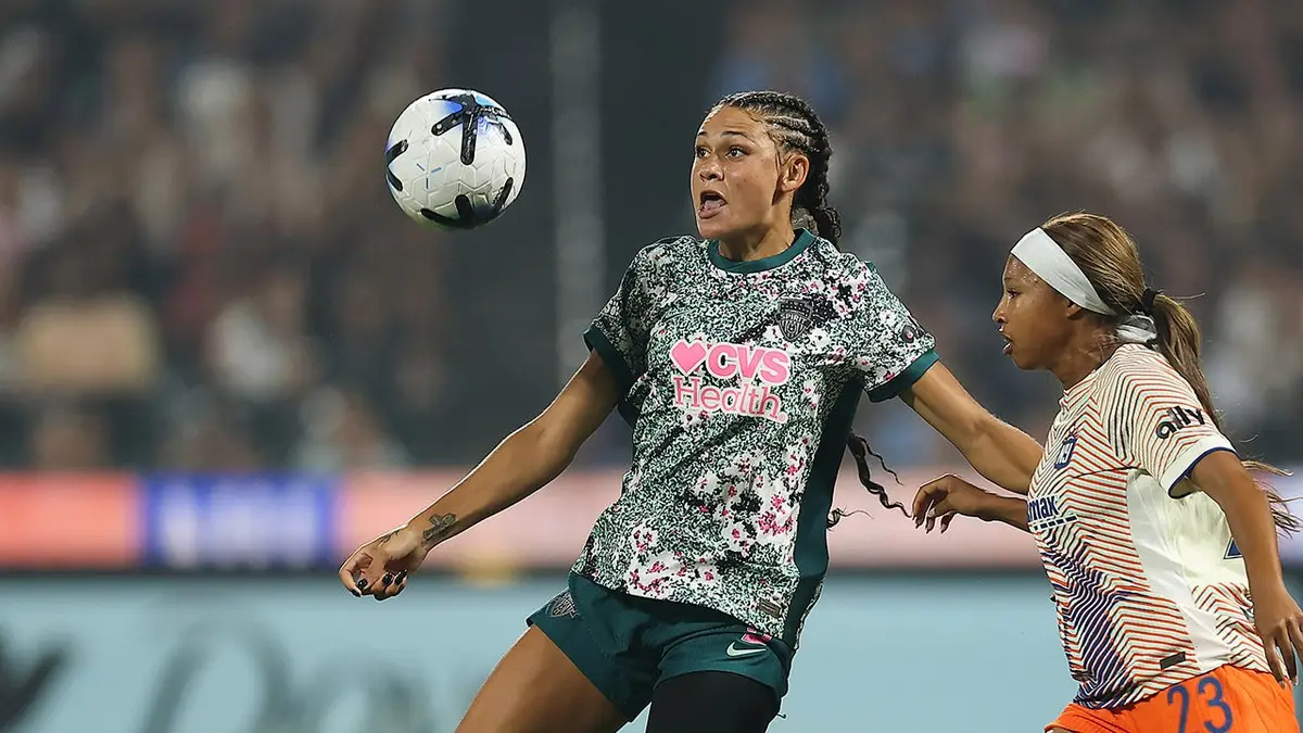 Trinity Rodman kontroluje loptu proti Midge Purce počas zápasu NWSL.