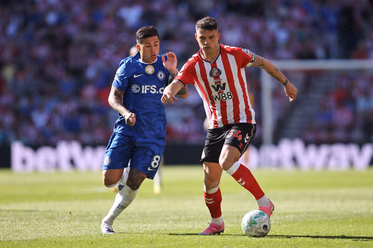 Granita Xhaku zo Sunderlandu vyzýva Enzo Fernandez z Chelsea počas zápasu Premier League medzi Sunderlandom a Chelsea na štadióne Light v Sunderlande 24. mája 2026. (Foto MI News/NurPhoto cez Getty Images)