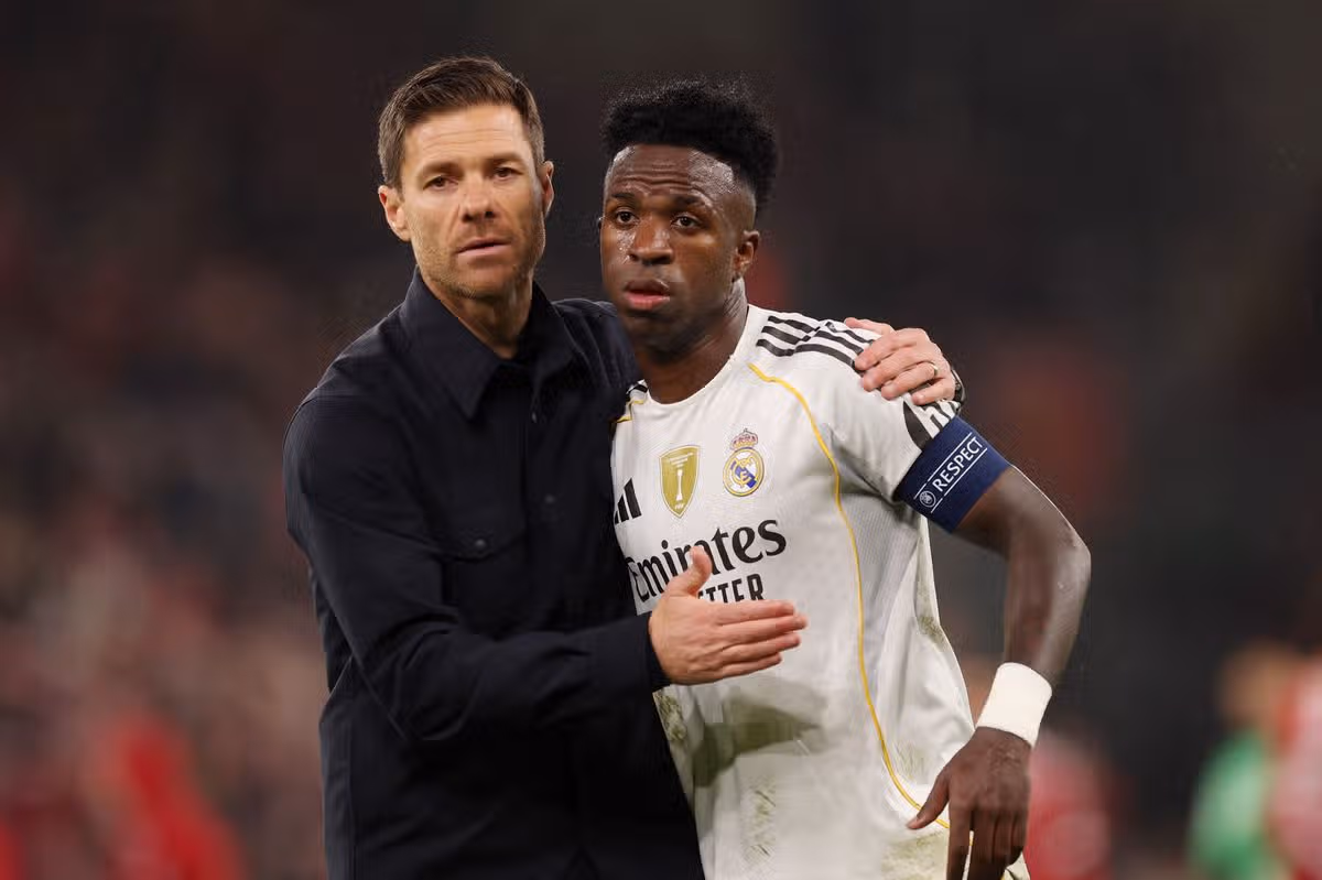 Xabi Alonso, hlavný tréner Realu Madrid, utešuje Viniciusa Juniora z Realu Madrid po porážke tímu v zápase MD4 fázy Ligy majstrov UEFA 2025/26 medzi Liverpool FC a Real Madrid CF na Anfielde 4. novembra 2025 v Liverpoole v Anglicku