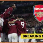 Hráči West Hamu oslavujú, logo Arsenalu a banner s novinkami