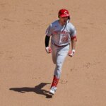 22. júla 2026; Seattle, Washington, USA; Prvý základný hráč Cincinnati Reds Sal Stewart (27) oslavuje pri riadení základne po tom, čo počas siedmej smeny v T-Mobile Parku zasiahol trojnásobný homerun proti Seattle Mariners. Povinný kredit: Joe Nicholson-Imagn Images