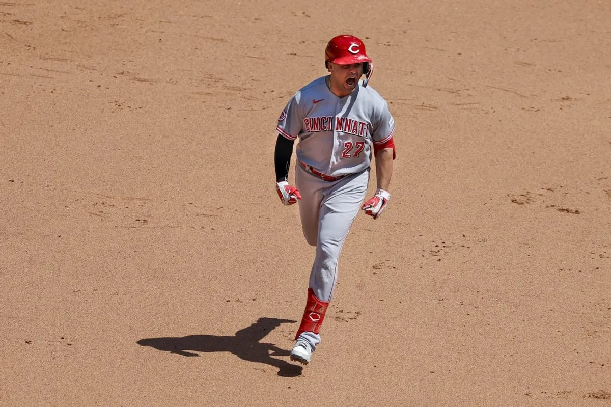 22. júla 2026; Seattle, Washington, USA; Prvý základný hráč Cincinnati Reds Sal Stewart (27) oslavuje pri riadení základne po tom, čo počas siedmej smeny v T-Mobile Parku zasiahol trojnásobný homerun proti Seattle Mariners. Povinný kredit: Joe Nicholson-Imagn Images