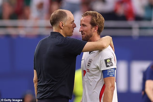 Harry Kane (vpravo) podporil výzvu Thomasa Tuchela (vľavo), že Anglicko musí byť lepšie
