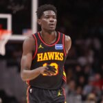 21. marca 2026; Atlanta, Georgia, USA; Útočník Atlanty Hawks Mouhamed Gueye (18) reaguje po koši proti Golden State Warriors v druhej štvrtine v State Farm Arena. Povinný kredit: Brett Davis-Imagn Images