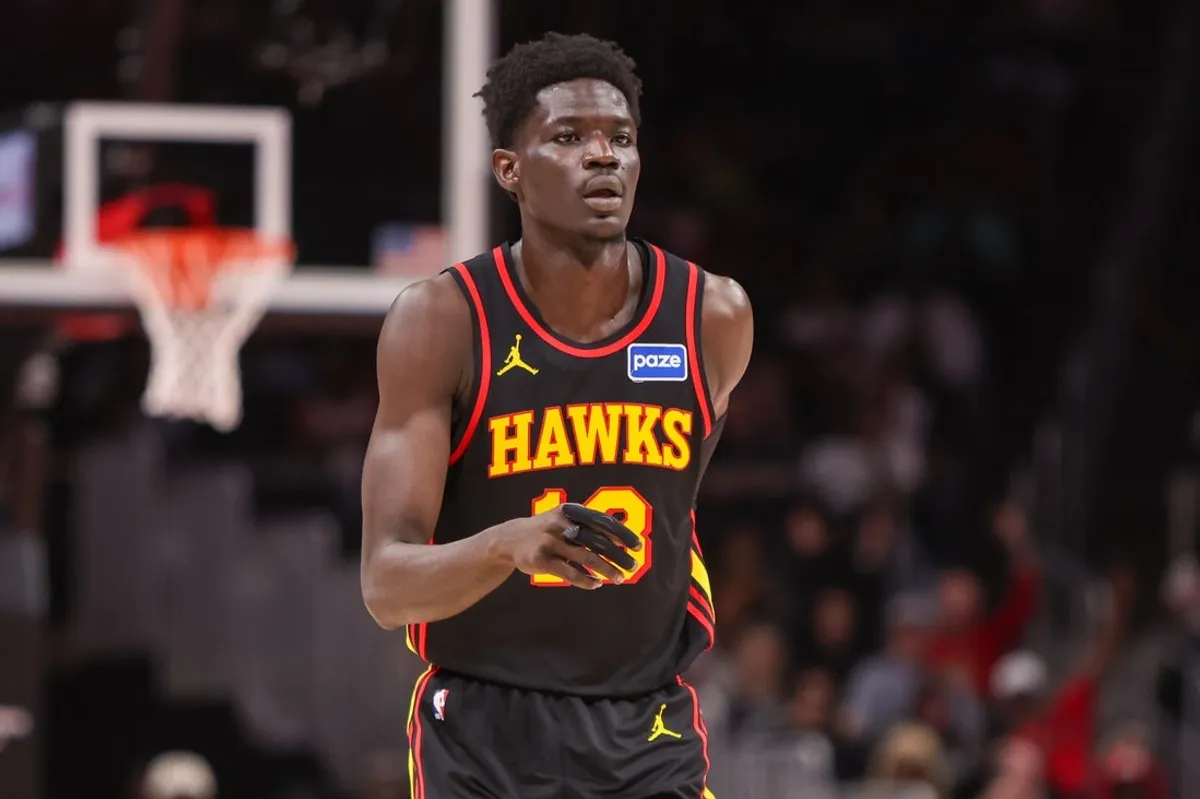21. marca 2026; Atlanta, Georgia, USA; Útočník Atlanty Hawks Mouhamed Gueye (18) reaguje po koši proti Golden State Warriors v druhej štvrtine v State Farm Arena. Povinný kredit: Brett Davis-Imagn Images