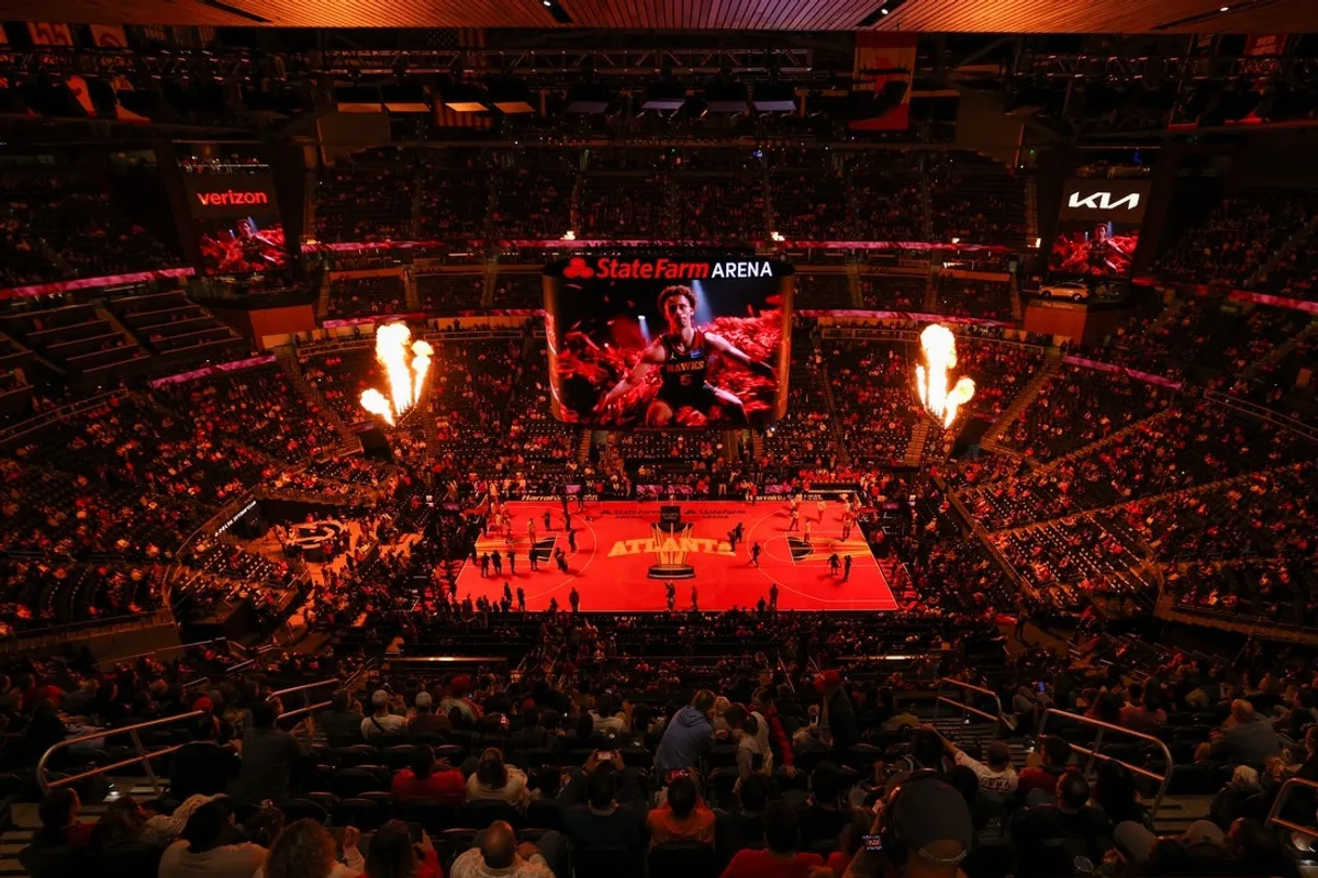 7. novembra 2025; Atlanta, Georgia, USA; Celkový pohľad na State Farm Arena pred zápasom medzi Atlanta Hawks a Toronto Raptors. Povinný kredit: Brett Davis-Imagn Images