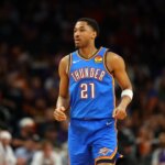 27. apríla 2026; Phoenix, Arizona, USA; Strážca Oklahoma City Thunder Aaron Wiggins (21) proti Phoenix Suns počas štvrtého zápasu prvého kola play-off NBA 2026 v Mortgage Matchup Center. Povinný kredit: Mark J. Rebilas-Imagn Images