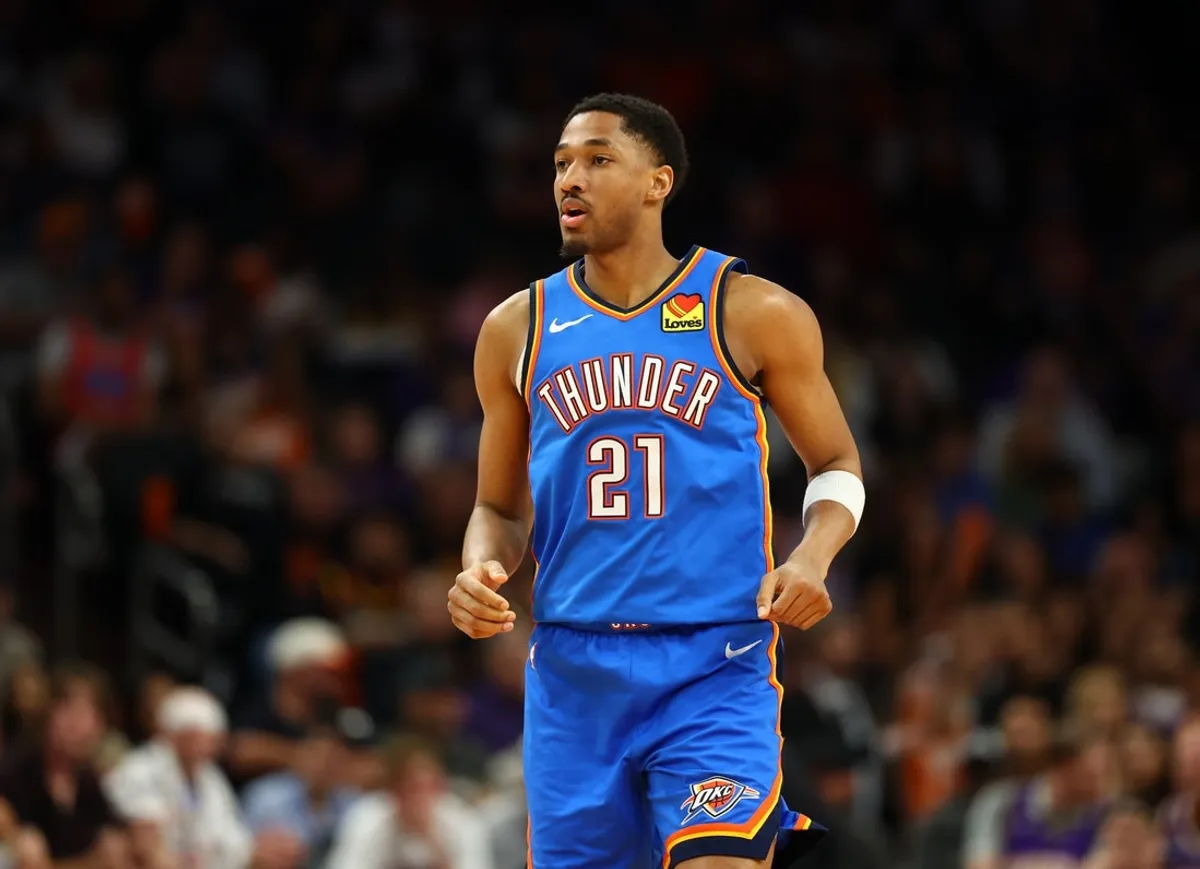 27. apríla 2026; Phoenix, Arizona, USA; Strážca Oklahoma City Thunder Aaron Wiggins (21) proti Phoenix Suns počas štvrtého zápasu prvého kola play-off NBA 2026 v Mortgage Matchup Center. Povinný kredit: Mark J. Rebilas-Imagn Images