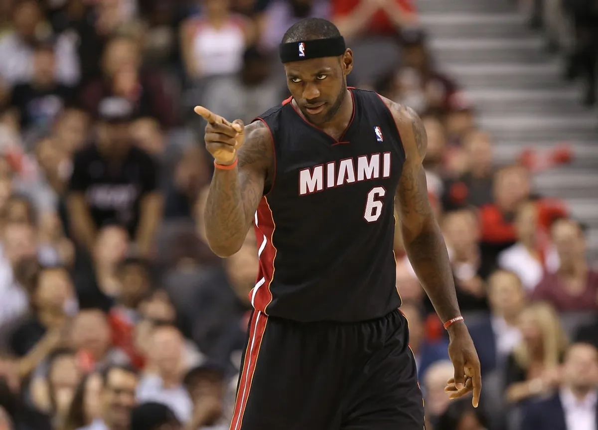 5. novembra 2013; Toronto, Ontario, CAN; Útočník Miami Heat LeBron James (6) reaguje po tom, čo strelil kôš proti Torontu Raptors v Air Canada Centre. The Heat porazili Raptors 104:95. Povinný kredit: Tom Szczerbowski-Imagn Images