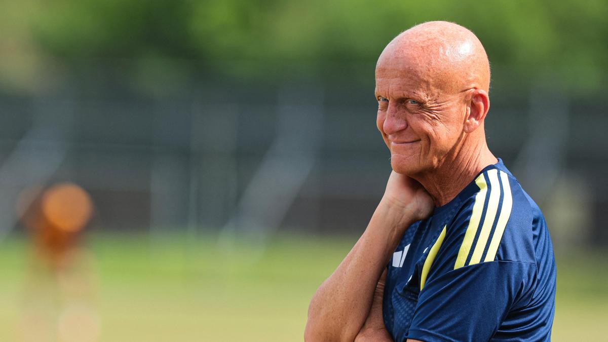 Hlavný rozhodca FIFA Pierluigi Collina obhajuje rozhodcov zápasu Egypt proti Argentíne