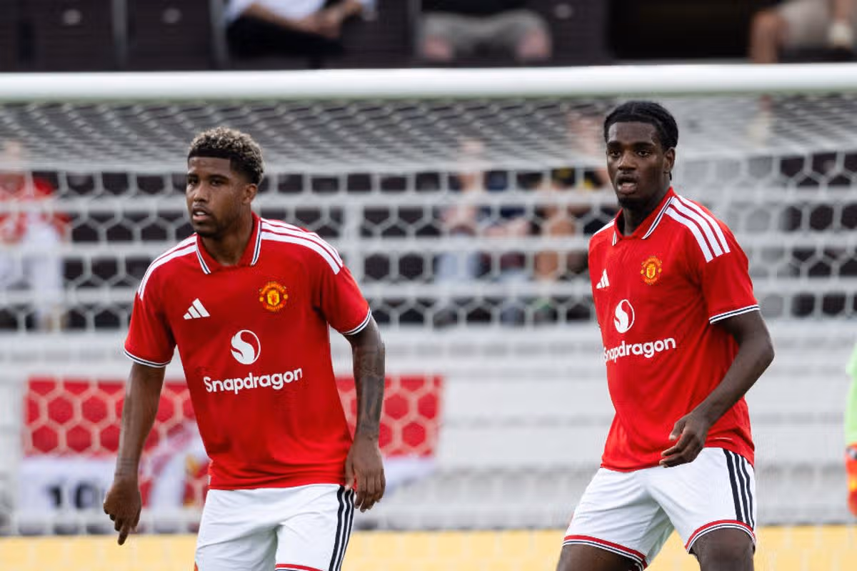 Andrey Santos & Ayden Heaven počas predsezónneho priateľského zápasu medzi Manchestrom United a AFC Wrexham.