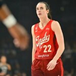 Caitlin Clark sa prizerá z kurtu počas zápasu Indiana Fever proti Las Vegas Aces v Las Vegas.