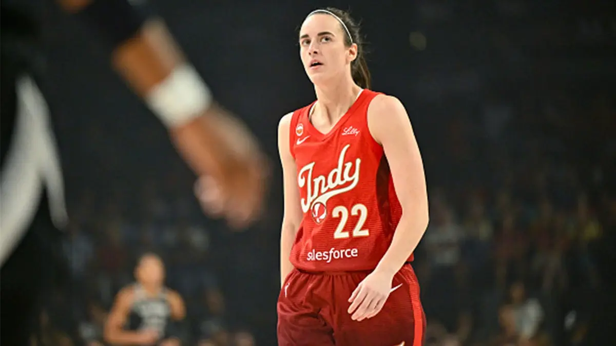 Caitlin Clark sa prizerá z kurtu počas zápasu Indiana Fever proti Las Vegas Aces v Las Vegas.