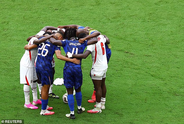 Bukayo Saka, Eberechi Eze, Trevoh Chalobah, Marc Guehi, Jean-Philippe Mateta, Maxence Lacroix a Dayot Upamecano sa v sobotu večer modlia na ihrisku v Miami
