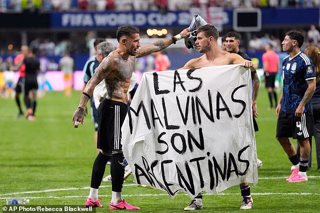 Giovani Lo Celso a jeho spoluhráč Nicolas Otamendi oslavovali na ihrisku znakom po odznení záverečného hvizdu - predtým, ako sa k nim pridali ich spoluhráči