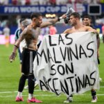 Hráči Argentíny sa po zápase s Anglickom oháňajú politickou vlajkou Falkland | Majstrovstvá sveta 2026