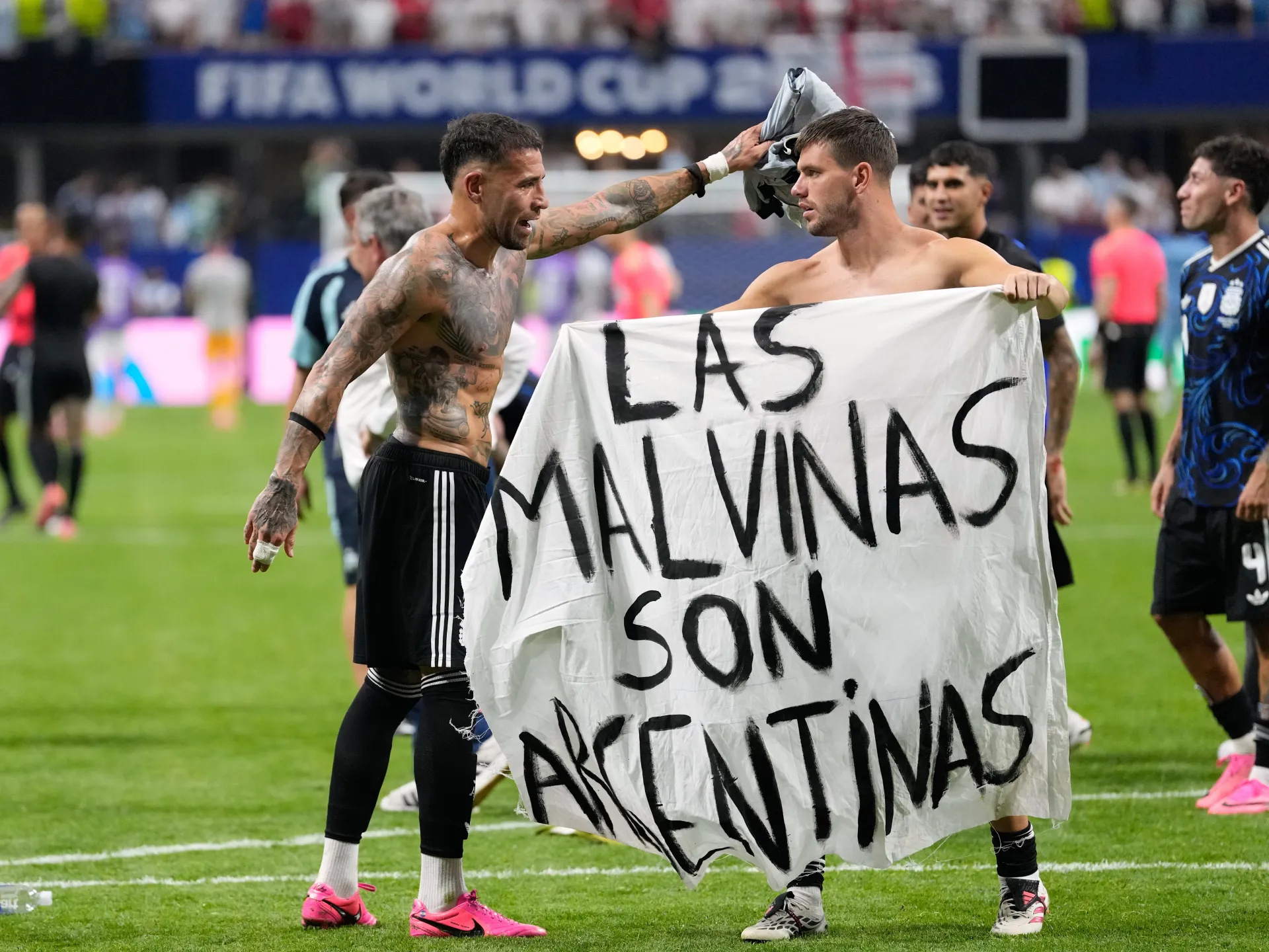 Hráči Argentíny sa po zápase s Anglickom oháňajú politickou vlajkou Falkland | Majstrovstvá sveta 2026
