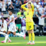 Americký brankár Matt Freese drží ruky za hlavu po tom, čo na neho skóroval belgický stredopoliar Hans Vanaken.