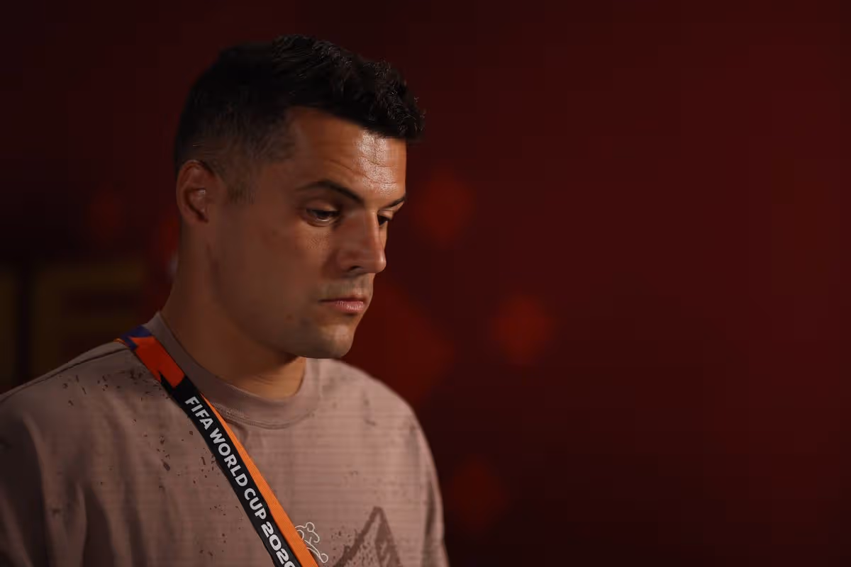 Granit Xhaka sa pozerá