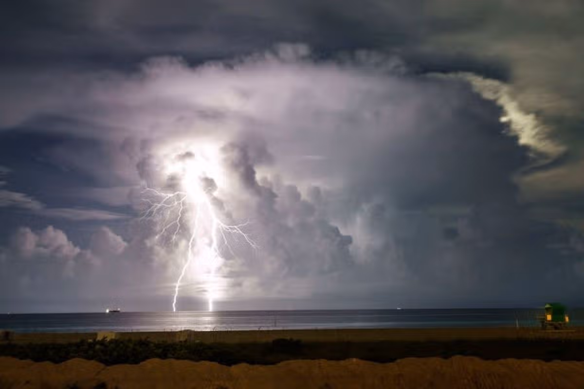 Florida, Miami Beach, blesková búrka nad oceánom