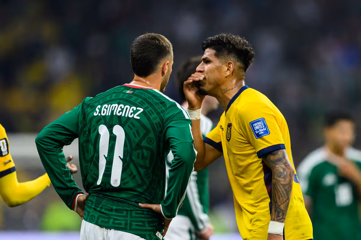 Piero Hincapie z Ekvádoru (vpravo) si pri rozhovore so Santiagom Gimenezom z Mexika zakrýva ústa