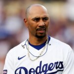 Mookie Betts sa pozerá na štadión Dodger.