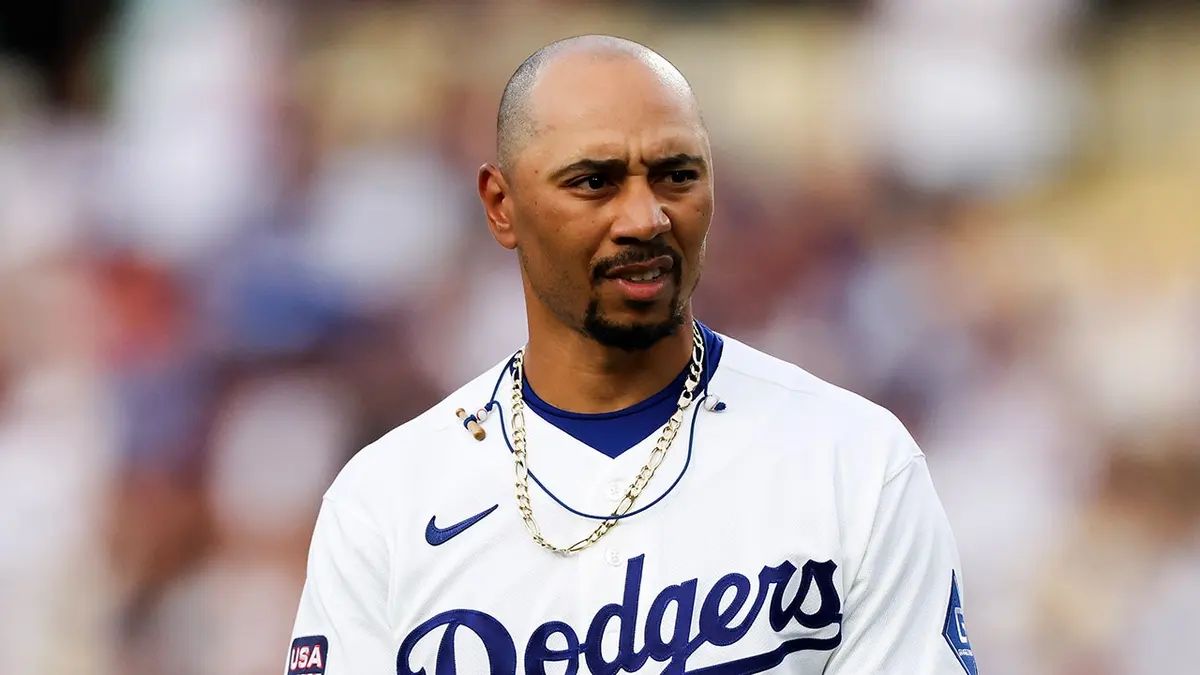 Mookie Betts sa pozerá na štadión Dodger.