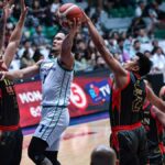 Juan Gomezde Liaño (s loptou) sa zdvíha na strelu. – OBRÁZKY PBA