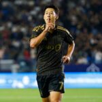 Útočník LAFC Son Heung-Min si pri oslave drží prsty na perách po strelení gólu proti Galaxy.