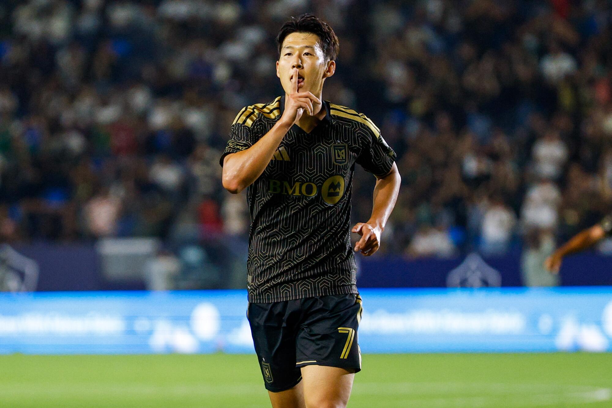 Útočník LAFC Son Heung-Min si pri oslave drží prsty na perách po strelení gólu proti Galaxy.