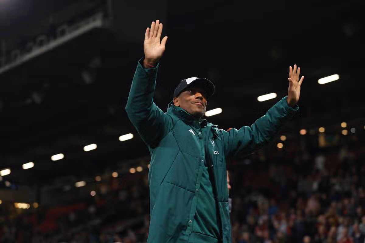 Anthony Martial z Manchestru United máva fanúšikom po zápase Premier League medzi Manchestrom United a Newcastlom United na Old Trafford