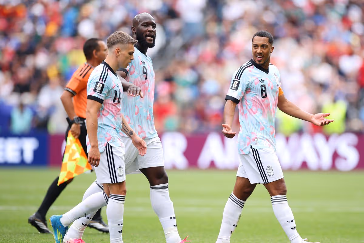 Leandro Trossard a Youri Tielemans z Belgicka majú slová, zatiaľ čo Romelu Lukaku zasahuje