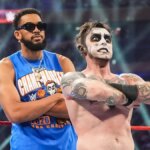 Karl-Anthony Towns a Danhausen sa pozerajú v ringu v Madison Square Garden.