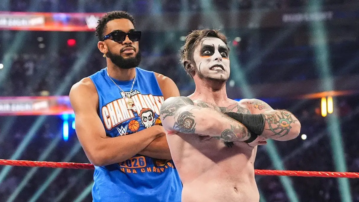 Karl-Anthony Towns a Danhausen sa pozerajú v ringu v Madison Square Garden.